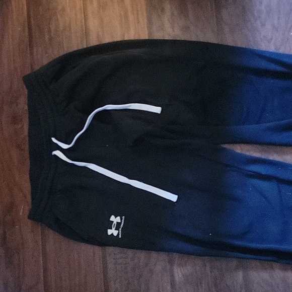 Under Armour loose coupe Womens black with white logo - Picture 5 of 7